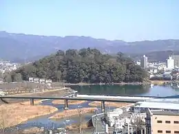 鏡坂公園より望む日隈城跡