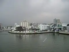 木津川(左側)へ合流右手の水門が道頓堀川