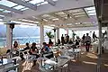 テラスに屋外席を展開したカフェの例（オーストリア・ケルンテン州）