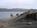 クレイヴァルヴァトン沿岸 (2008年) 火山性の砂礫で沿岸は黒く見える。