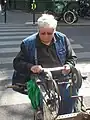 2008年にパリで包丁を研ぐ研師