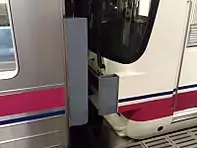 転落防止幌設置後のサハ8514とサハ8564の連結部(2012年6月22日 北野駅)