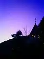 夕闇に浮かぶ風見鶏