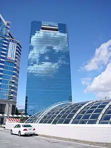 神戸駅南口から望む