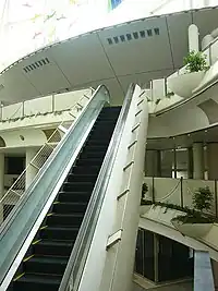 サン広場から神戸ファッション美術館に接続するエスカレーター