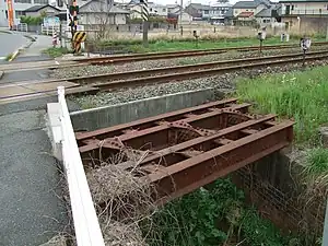 小竹町内県道74号線交差部の鉄橋跡右が二瀬方、左が小竹方奥は筑豊本線で右が原田方