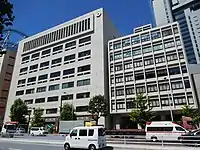 講道館国際柔道センター(左)と講道館本館(右)道場や資料館はセンターに、事務局は本館にある“施設のご案内”. 公益財団法人講道館. 2019年6月17日閲覧。。
