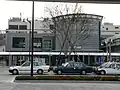 甲府駅北口（奥）と駅前ロータリー（手前）