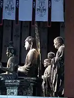 右から無著像、世親像、弥勒仏像、法苑林菩薩像