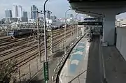 左は東海旅客鉄道(JR東海)名古屋車両区および名古屋臨海高速鉄道あおなみ線