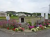 濃茶の祠右端に「濃茶のばあさん」の説明板、左端に横溝正史疎開宅への行き先表示板が立てられている。