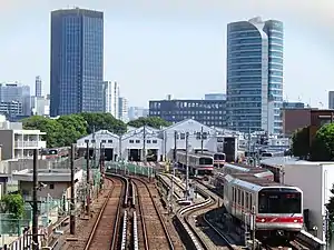 小石川車両基地に並ぶ02系