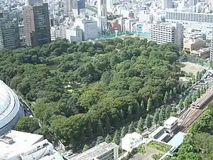 小石川後楽園全景　小石川後楽園の後方も文京区後楽