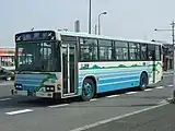 琵琶湖をイメージした塗装の車両（塗装デザインは成安造形大学の学生がデザインしたもの。貸切兼用車であった）