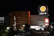 コジマNEW甲府店の夜のライトアップ時の外観