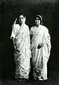 黒光(左)と娘の俊子、サリーの装い、大正10年(1921)頃