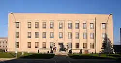 アール・デコ調のハワード郡庁舎、アメリカ合衆国国家歴史登録財に指定されるコートハウス・スクエア歴史地区の一部
