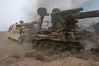 破壊された北朝鮮製のコクサン 170mm自走砲を牽引する海兵隊のM88A2。2008年、イラク国内。