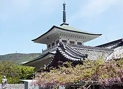 大師堂 背後には五色台が聳える
