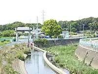 国分川（左）と国分川分水路（右）の分派点。越流堤で完全に仕切られており通常は本川の方を水が流れていく。