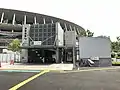 A2番出入口と国立競技場(2020年6月5日撮影)