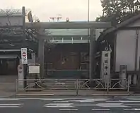 正面（北側）鳥居と社号標