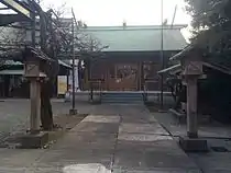 燈籠手前より拝殿を撮影