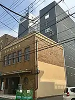 旧館の旧高原ビルと新館、増築の様子が分かる（2017年8月）