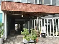 1階の通路、新館側から旧館側に通り抜けが可能（2017年8月）