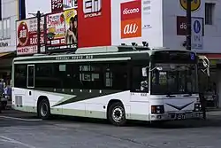 2013年に新車として導入された旧塗装車 (8306)