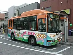 喜沢/川岸循環兼用車両「サクラソウ」（画像は東循環運行当時のもの）国際興業戸田営業所所属、738号車、三菱ふそう・エアロミディME、PA-ME17DF改東循環分割再編以前は同循環の専用車両だった。