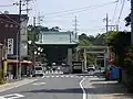 参道から見た仁王門