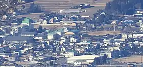 伊那山地の戸倉山から望む駒ヶ根市立赤穂小学校（2019年1月19日撮影）