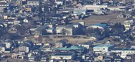 伊那山地の戸倉山から望む駒ヶ根市立赤穂東小学校（2019年1月19日撮影）