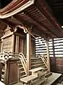 本殿（覆屋内に建つ）