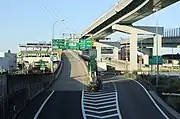 名古屋高速小牧入口（東名、名神高速から流入するタイプの入口）。右レーンは国道41号名古屋方面への出口。