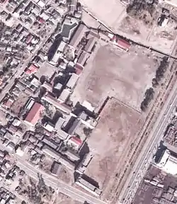 鹿児島工業短期大学付近の航空写真。下の道路沿いにある建物が校舎である閉校の翌年（1974年）に撮影。国土交通省 国土地理院 地図・空中写真閲覧サービスの空中写真を基に作成、写真上方の校舎はラ・サール中学校・高等学校である。