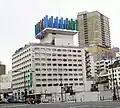 2009年のコマツビル。塔屋には「いのちとそれを取巻く環境」をイメージしたモニュメント