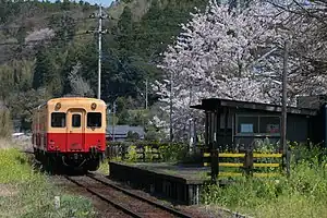 上総久保駅に入線するキハ200形気動車（2020年3月31日撮影）