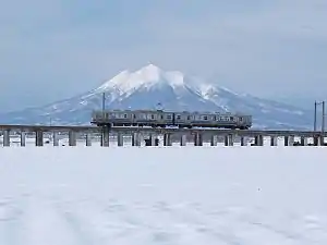 岩木山をバックに走る弘南線の7000系電車(2009年1月、津軽尾上 - 尾上高校前間)