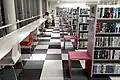 一般書の書架と閲覧席