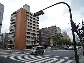 谷町筋から見た四天王寺1丁目(中央の建物(茶色・5階建)は金剛組本社ビル)