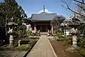 参道より本堂を見る（2019年3月12日撮影）