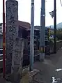 麓の県道脇にある入口