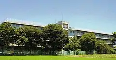 鴻巣市立鴻巣南中学校の校舎(南側から撮影されたもの 南校舎・B棟)。画像下部の水田は、鴻巣市立鴻巣南中学校の敷地ではない。