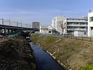鴻沼川 2015年2月7日撮影(さいたま市中央区役所付近で埼京線の高架と交差する)