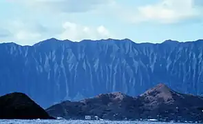 東岸から見たコオラウ山脈。非常に急峻である。