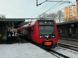 Ålholm駅に停車のFラインの車両