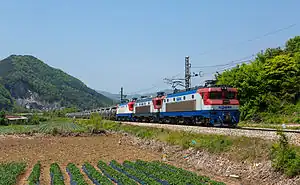 中央線を通る8000形電気機関車(2014年5月)