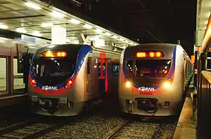 龍山駅にて離合するKORAILの車両